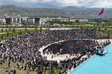 EBYÜ’de 3 bin 150 öğrenci mezuniyet sevinci yaşadı 