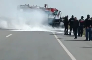 Edirne-Kırklareli yolunda seyir halindeki iş makinesi alevlere teslim oldu 