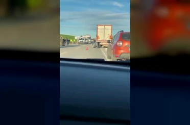 Edirne’de peş peşe kazalar: Hamzabeyli yolunda otomobil tıra çarptı, Demirhamlı’da tır sulama kanalında durabildi 