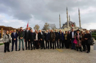 Edirne’de Ticaret Lisesi mezunları Selimiye’nin gölgesinde buluştu 