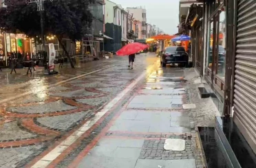 Edirne’de yağmura yakalanan vatandaşlardan ilginç çözüm 