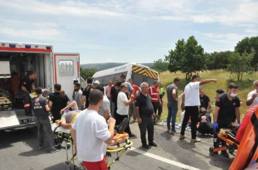 Edirne’de yolcu minibüsü tıra çarptı: 16 yaralı 