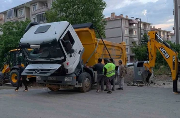 Edirne’de yüklü hafriyat kamyonu damperini kaldırınca devrildi 