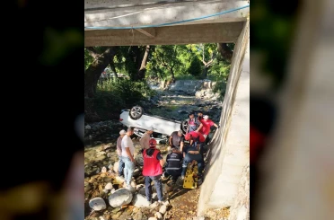 Edremit’te kontrolden çıkan otomobil dereye uçtu: 1 yaralı 