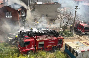 Edremit’te korkutan çöp ev yangını 