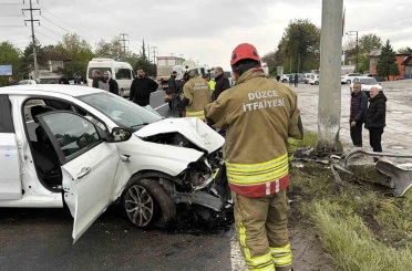 EDS tabelasına çarpan otomobilin sürücüsünü itfaiye kurtardı 