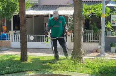 Efeler’de yeşil alanların bakımı sürüyor

