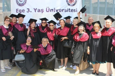 Ege Üniversitesinde 3. Yaş Üniversitesinin 140 çınarı diplomalarını aldı 