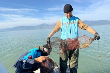 Eğirdir Gölü’nde 300 kaçak kerevit pinteri ele geçirildi 
