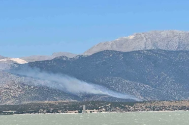 Eğirdir’de ormanlık alandaki büyük bölümü makilik alan yangınına havadan karadan müdahale 