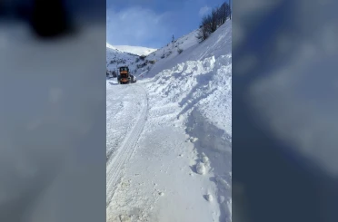 Eğribel Tüneli girişinde çığ nedeniyle kapanan yol ulaşıma açıldı 