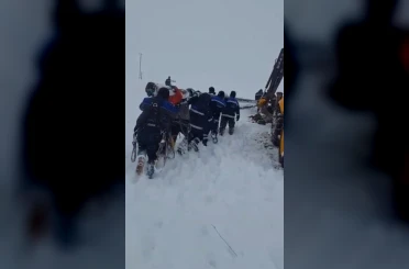 Ekipler enerji için seferber oldu: Ekipler direkleri sırtında taşıdı 