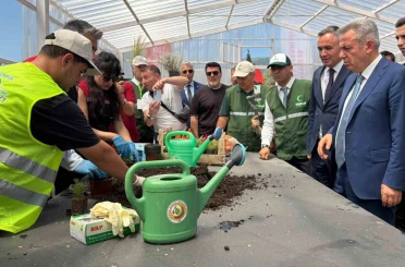 Ekrandan toprağa: İzmir’de gençler için ’Doğal Yaşam Köyü’ kuruldu 