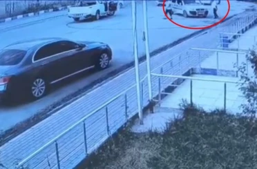 El freni çekilmeden park edilen otomobil hareket etti, vatandaşlar otomobili son anda durdurdu 
