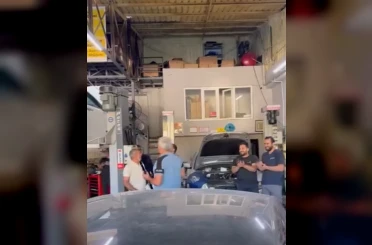 Elazığ Oto Sanayisi’nde renkli anlar: Davul zurnayla aracını teslim aldı 