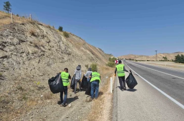 Elazığ’da 4 ton çöp toplandı 