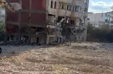 Elazığ’da 5 katlı bina iş makinesinin tek dokunuşuyla yıkıldı
