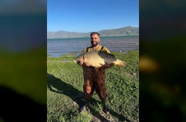 Elazığ’da amatör balıkçı 32 kiloluk dev sazan yakaladı 