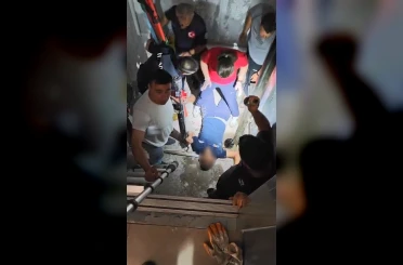 Elazığ’da asansör boşluğuna düşen genç kurtarıldı 