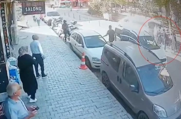 Elazığ’da bir grup, yolda yürüyen 3 kişinin yolunu kesip darp etti 