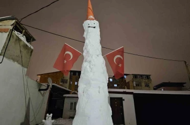 Elazığ’da dev kardan adam görenleri hayrete düşürdü 