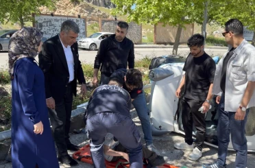 Elazığ’da elektrikli araç devrildi, ilk müdahaleyi milletvekili yaptı 