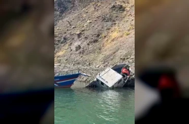 Elazığ’da fırtınaya dayanamayan tekne suya gömüldü 