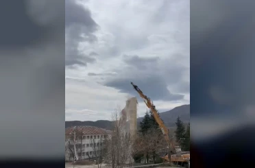 Elazığ’da hasarlı caminin minaresi iş makinesi ile yıkıldı 