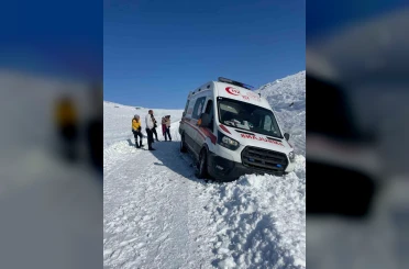 Elazığ’da hasta çocuk greyderle ambulansa ulaştırıldı 