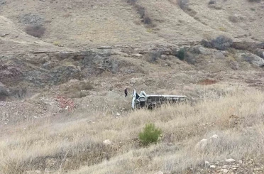 Elazığ’da kamyon devrildi: 1 yaralı 