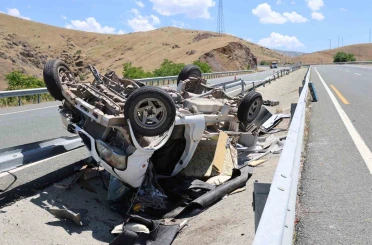 Elazığ’da kamyonet refüjdeki su kanalına devrildi: 2 yaralı 