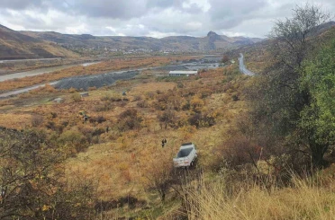 Elazığ’da kamyonet şarampole uçtu 