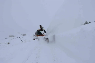 Elazığ’da kapalı köy yollarında çalışmalar sürüyor 