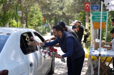 Elazığ’da mezarlığa giden vatandaşlara karanfil dağıtıldı 