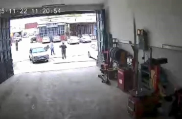 Elazığ’da motosiklet kazası güvenlik kamerasına yansıdı 