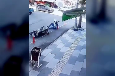 Elazığ’da motosiklet kazası kamerada 