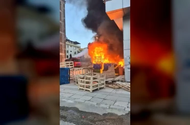 Elazığ’da palet yangını binaya sıçradı: Gökyüzünü kara dumanlar kapladı 
