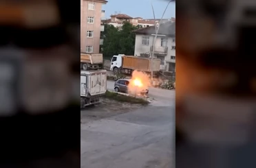Elazığ’da park halindeki araç alev alev yandı 