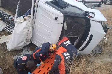 Elazığ’da pikap şarampole uçtu: 2 yaralı 