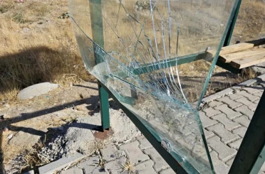 Elazığ’da şehir magandaları durağın camlarını kırdı 