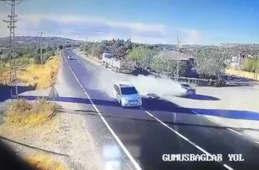 Elazığ’da trafik kazası güvenlik kamerasına yansıdı 