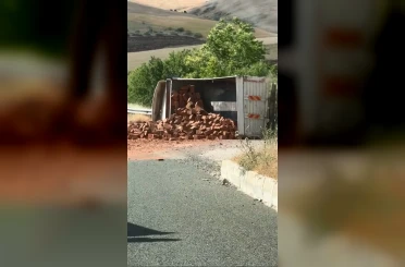 Elazığ’da tuğla yüklü kamyon devrildi: 1 yaralı 