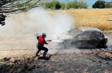 Elazığ’da yanan araç küle döndü 