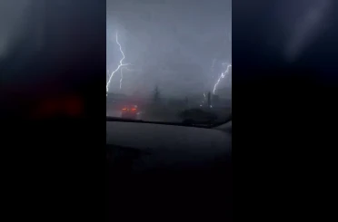 Elazığ’da yıldırımın düşme anı kamerada 