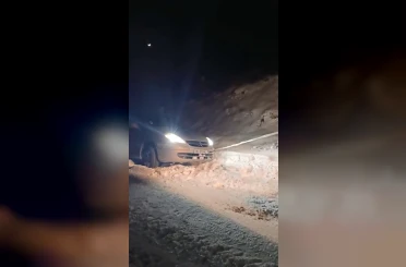Elazığ’da yolda mahsur kalan araç kurtarıldı 