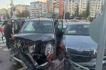 Elazığ’da zincirleme trafik kazası: 3 yaralı 