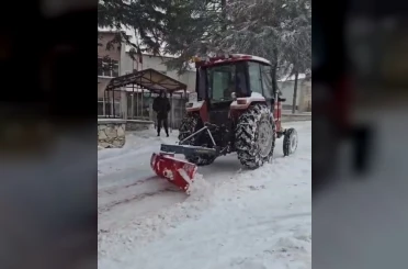 Elazığlı duyarlı vatandaşlardan karla mücadelede ekiplere destek 