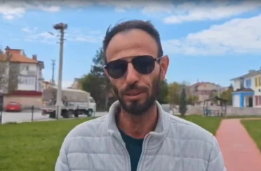 Elektrik akımına kapılan leyleği arabasına alıp yardım etti 