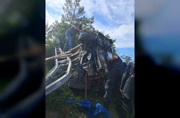 Elektrik direğine çarpan hafif ticari araç devrildi: 2 yaralı 