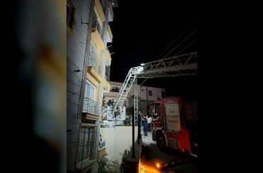 Elektrik panosundan çıkan yangında 50 vatandaşı itfaiye kurtardı 